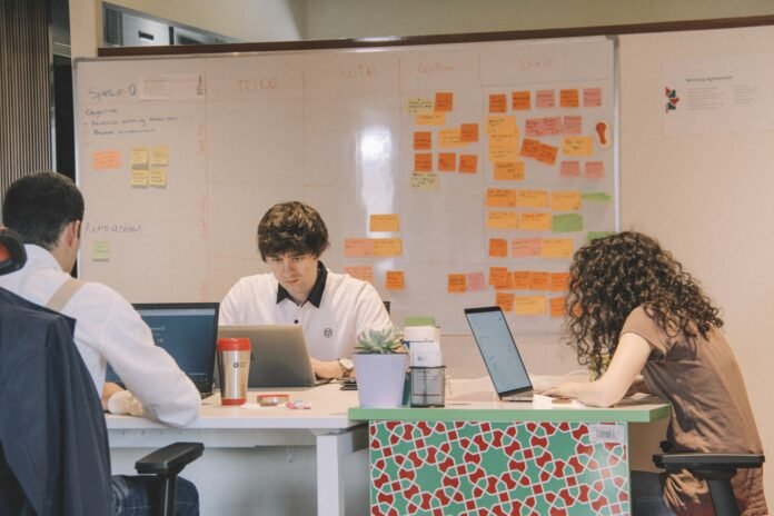 it-service-desk-roles-and-responsibilities-featured people using laptop